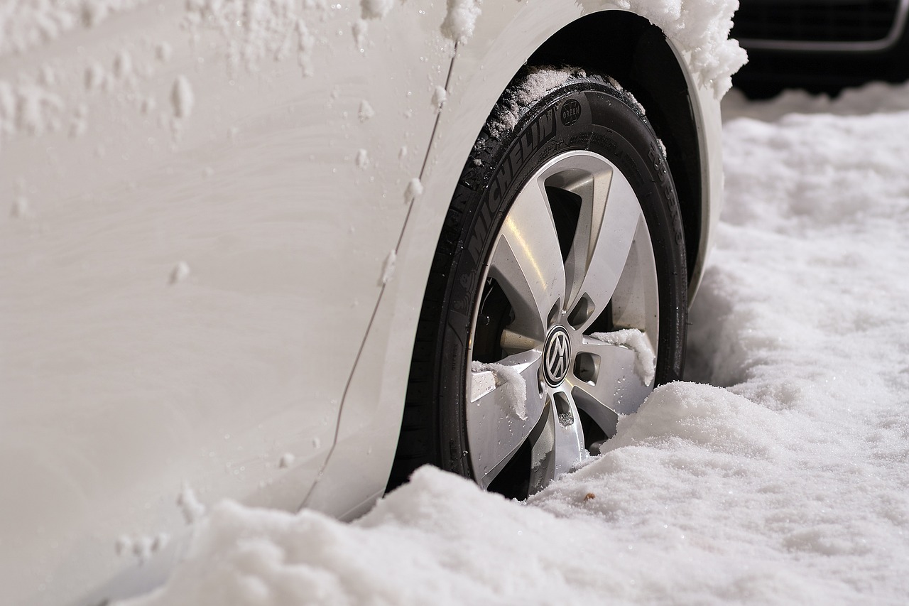 Zimowe przygotowanie samochodu: Jak utrzymać bezpieczeństwo i komfort jazdy w trudnych warunkach